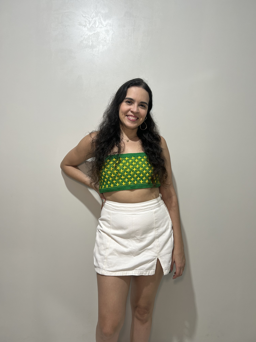 Modelo vestindo o Top de Crochê Brasil Dupla Face na cor verde com bolinhas amarelas