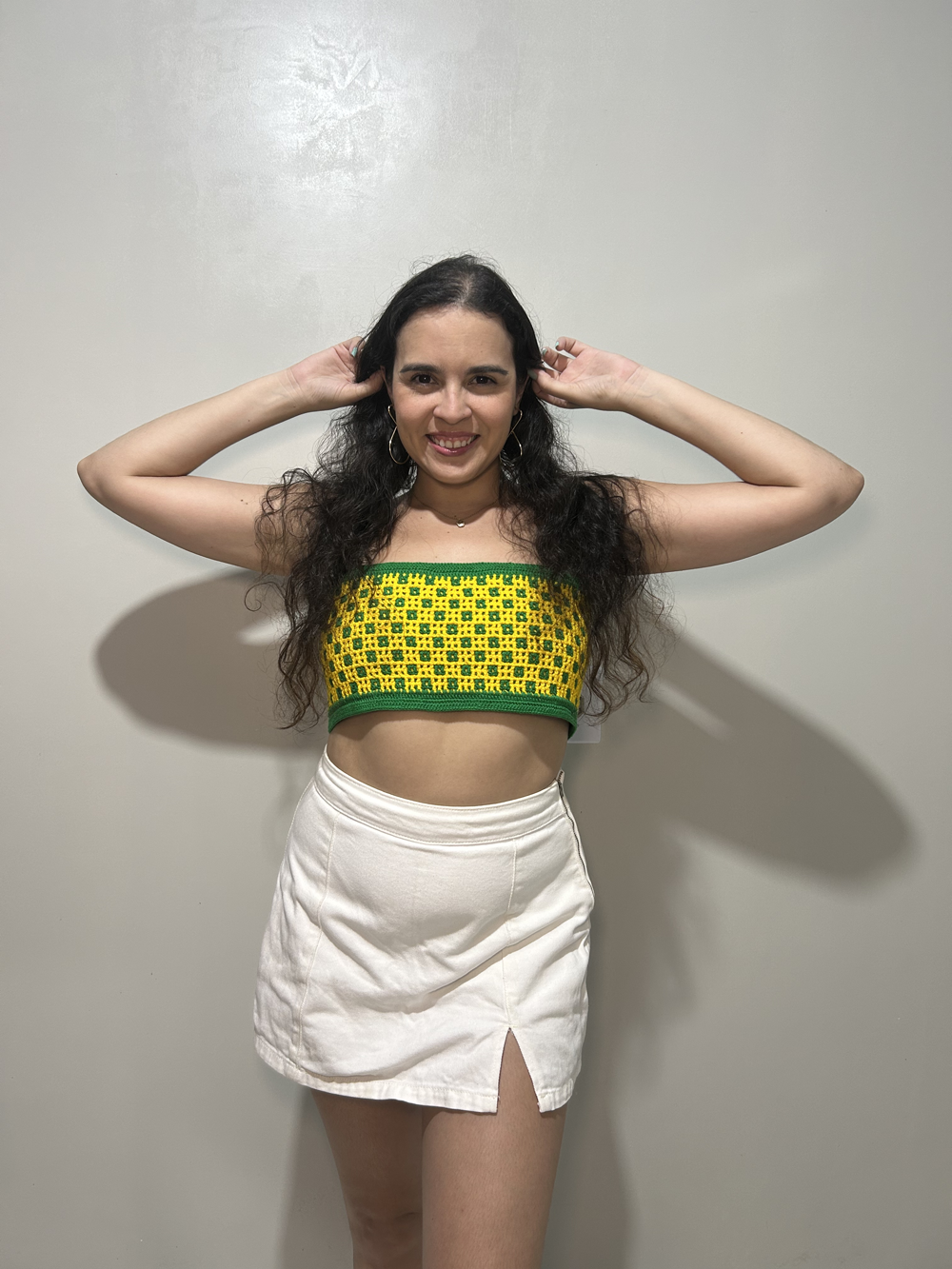 Modelo vestindo o Top de Crochê Brasil Dupla Face na cor amarela com bolinhas verdes