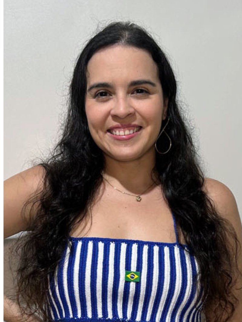 Vanessa, professora do curso, vestindo o Top de Crochê Brasil